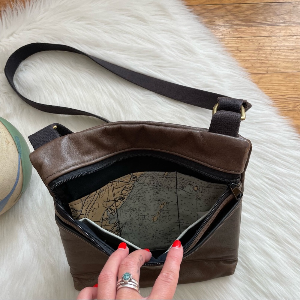 Portmanteau hand made leather crossbody bag - Picture 4 of 11